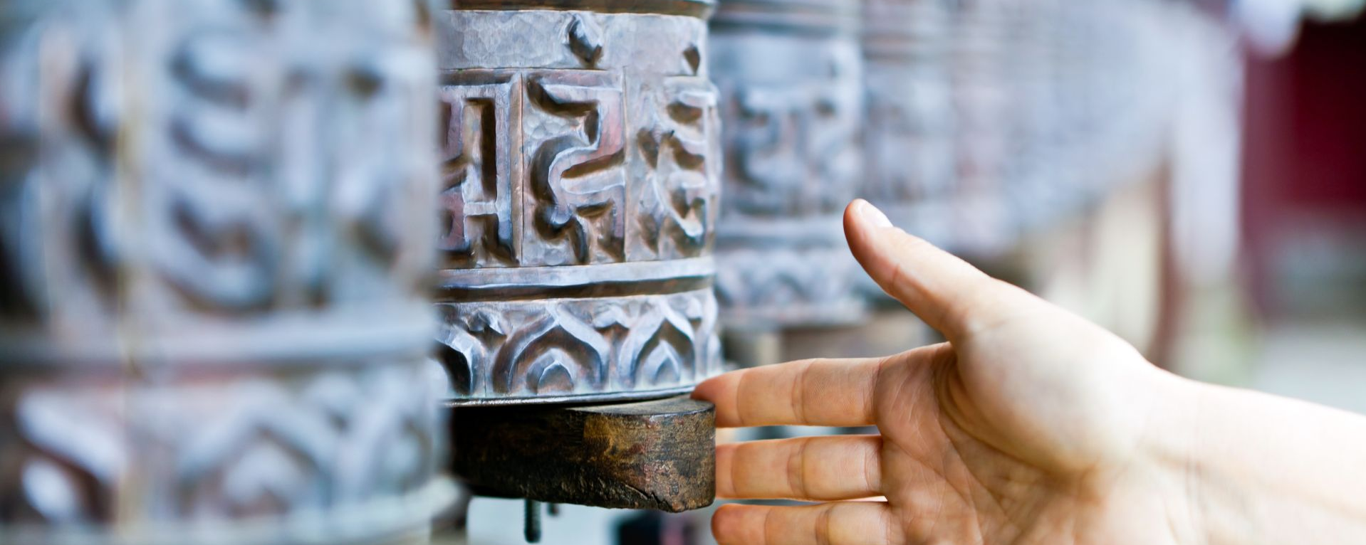 Drehen einer Gebetsmühle, Bhutan Rundreisen