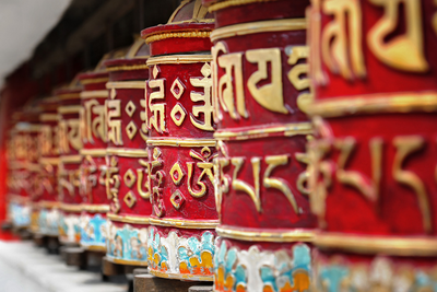 Reisen in Bhutan: Gebetsmühle im Kloster