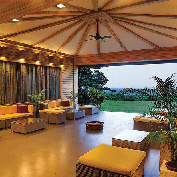 Privatreise Indien, Eingangsbereich mit Ausblick, Sinclairs Retreat Dooars, Chalsa, Indien