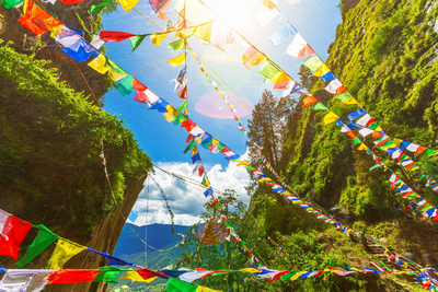 Gebetsfahnen, Wanderung zum Tigernest, Bhutan Reisen