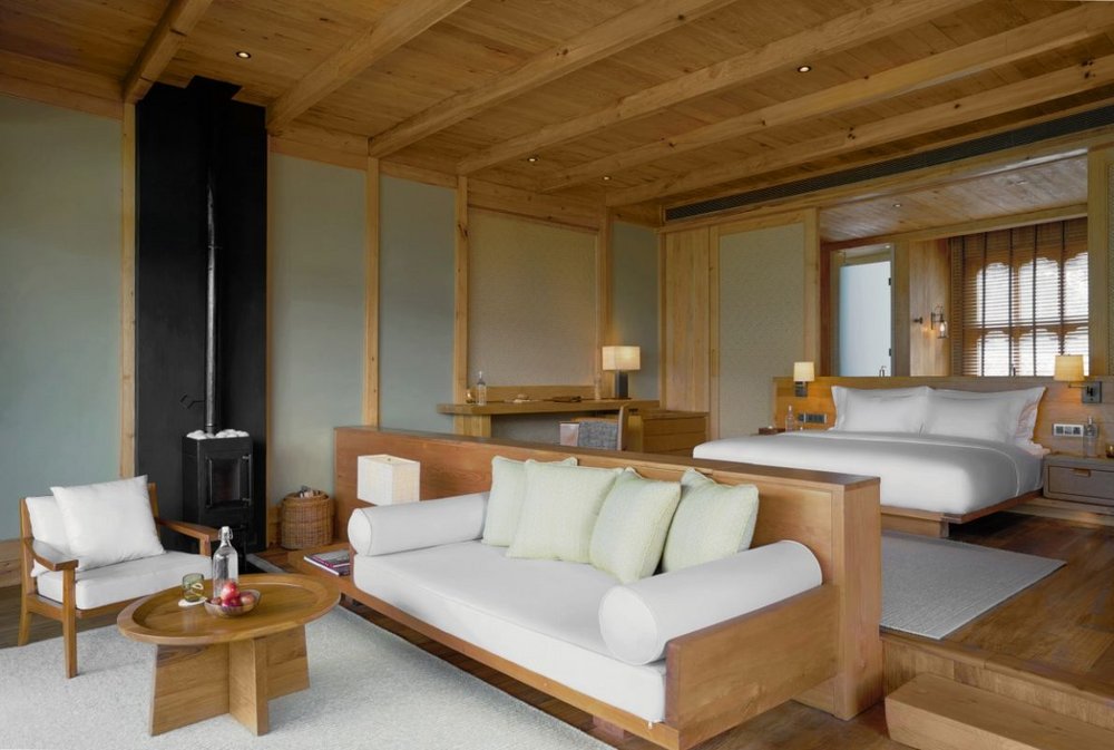 Wohn/Schlafbereich der Suite, Six Senses Punakha Lodge, Bhutan Luxusreisen