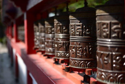 Sikkim und Bhutan Reise, Gebetsmühlen im Rumtek Kloster, Gangtok, Sikkim, Indien
